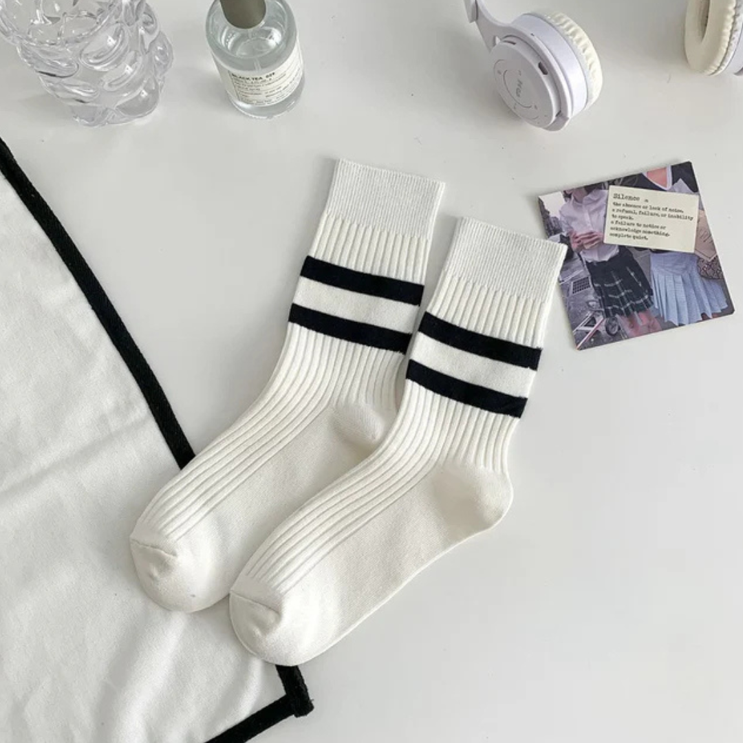 ⚪️ Calcetines “Clásico Urbano” – blancos con rayas negras ⚫️