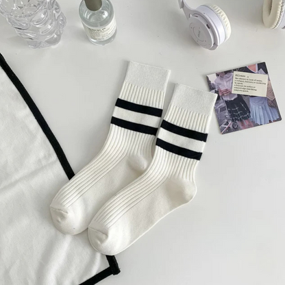 ⚪️ Calcetines “Clásico Urbano” – blancos con rayas negras ⚫️
