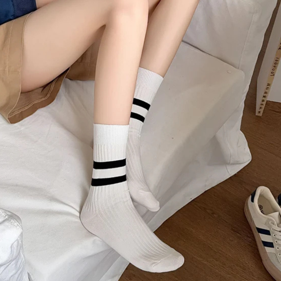 ⚪️ Calcetines “Clásico Urbano” – blancos con rayas negras ⚫️